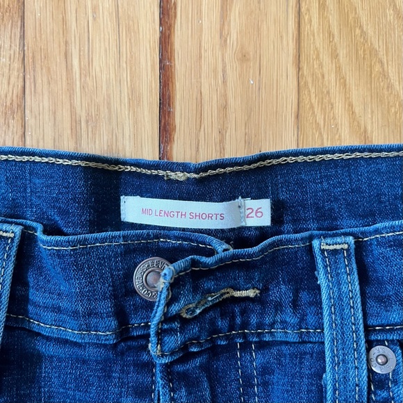 EUC Levi’s mid length shorts, medium wash, size 26 - Picture 4 of 5